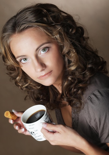 Kobieta z aromatyczną kawą w rękach