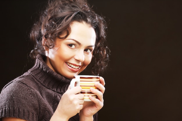 Zdjęcie kobieta z aromatyczną kawą