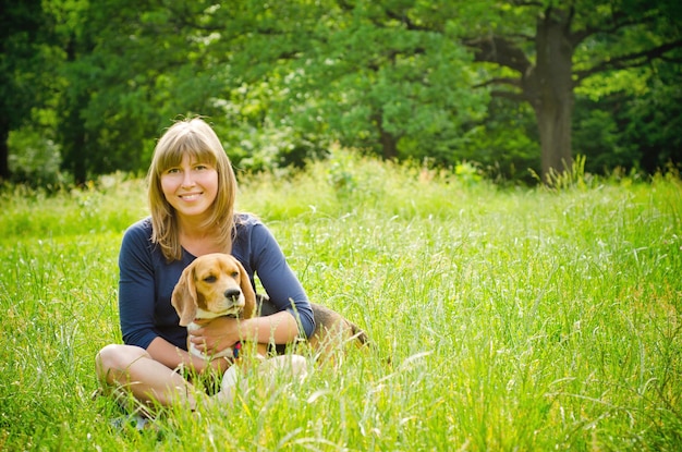 Kobieta z beagle