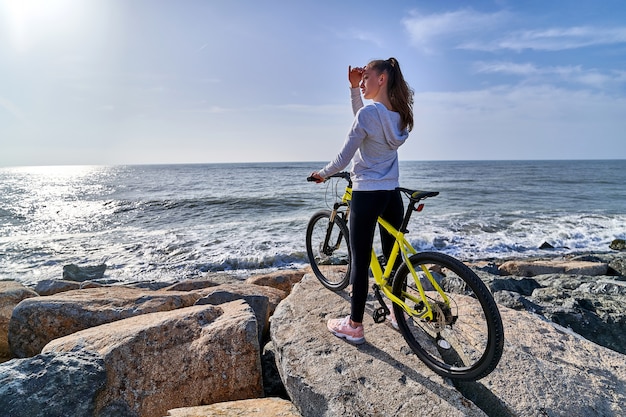 Kobieta z bicyklem na brzeg