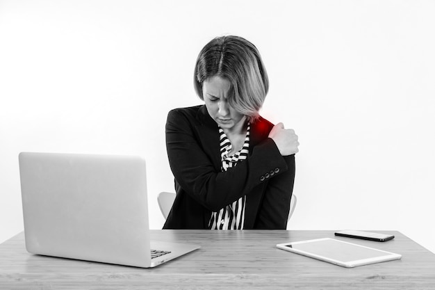 Zdjęcie kobieta z bolącym ramieniem w biurze
