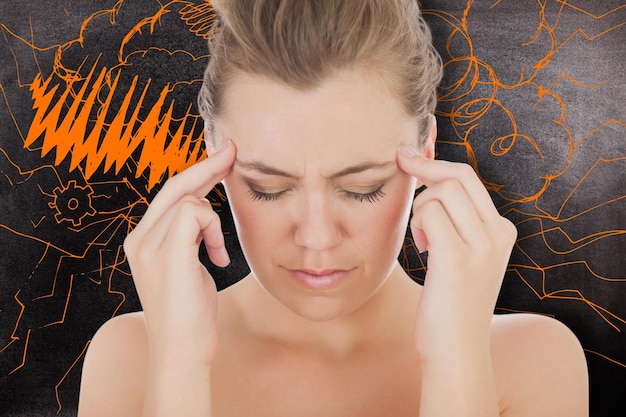 Zdjęcie kobieta z bólem głowy na czarnym tle