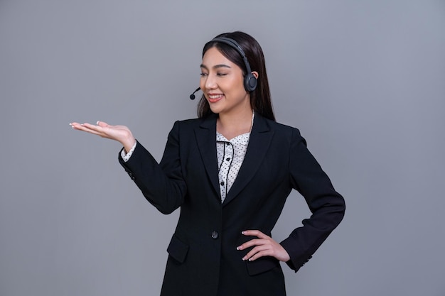 Kobieta z call center nosząca słuchawki robiąca gesty ręczne Jubilant