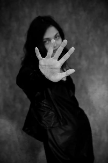 Zdjęcie kobieta z długimi włosami i czarną sukienką trzyma rękę na twarzy