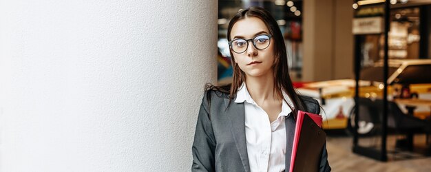 Kobieta Z Dokumentami Do Pracy. Studencka Dziewczyna Z Folderami Z Dokumentacją. Funkcjonariusz Zbierze Informacje.