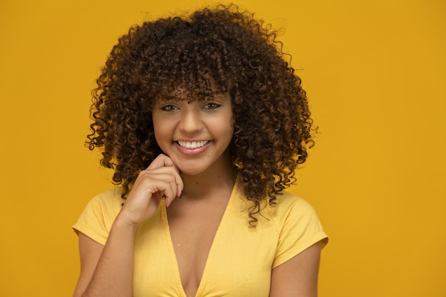 Kobieta Z Fryzurą Afro I żółtym Topem