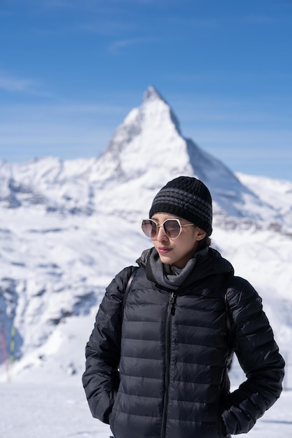 Kobieta z górą Matterhorn w porannej Szwajcarii Zermatt