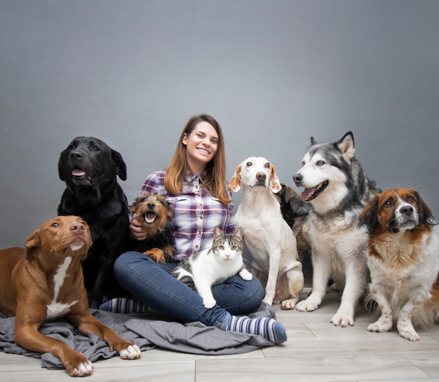 Zdjęcie kobieta z grupą psów rasy mieszanej