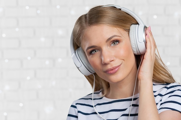Zdjęcie kobieta z hełmofonami słucha muzykę