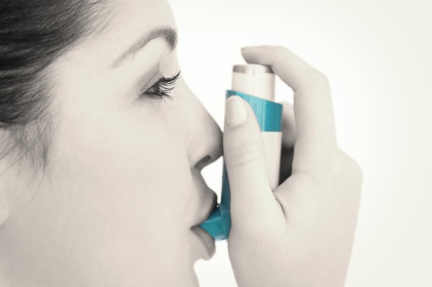 Kobieta z inhalatorem na astmę