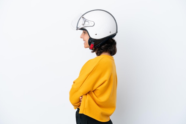 Kobieta z kaskiem motocyklowym w pozycji bocznej