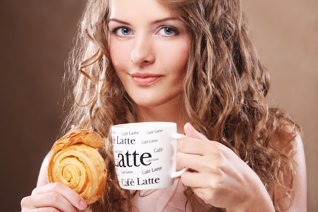 Kobieta z kawą i ciastkami