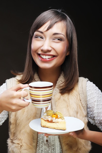 Kobieta z kawą i deserem
