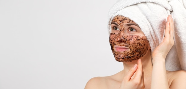 Zdjęcie kobieta z kawową maską na twarzy dba o swoją skórę