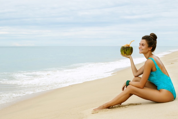 Kobieta z kokosem na plaży