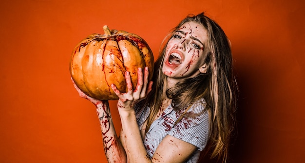 Kobieta z krwawym makijażem Halloweenowa seksowna dziewczyna we krwi z dynią Horrorowe zdjęcie morderstwa seksownej dziewczyny