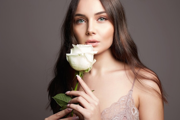 Kobieta z Kwiatem Piękno Portret zmysłowa dziewczyna z Białą różą