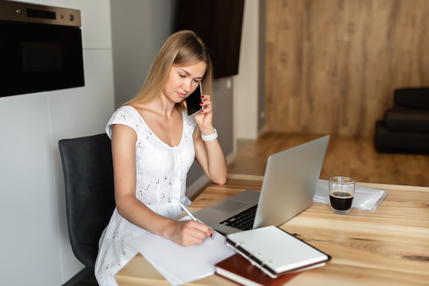 Zdjęcie kobieta z laptopa pracuje w domowym biurze