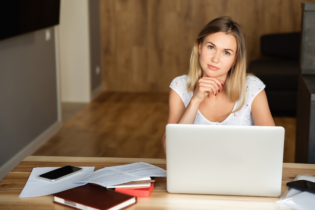Zdjęcie kobieta z laptopem w domowym biurze