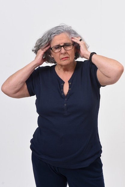 Kobieta z migreną na białym tle