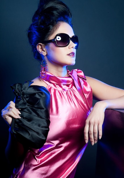 Kobieta z mody okulary przeciwsłoneczne i torebkę