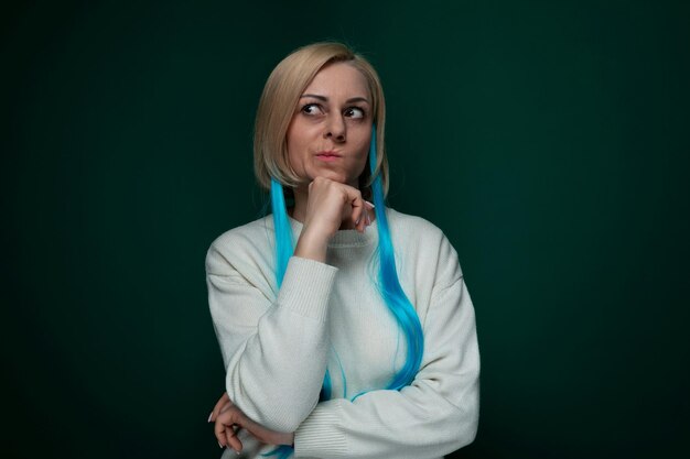 Kobieta z niebieskimi włosami pozująca na zdjęcie