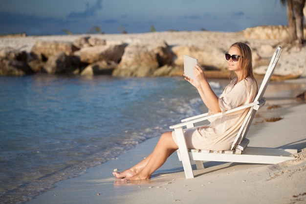 Kobieta Z Ochraniacza Relaksować W Bryczce Na Plaży