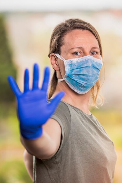 Zdjęcie kobieta z ochronną medyczną maską i rękawiczkami