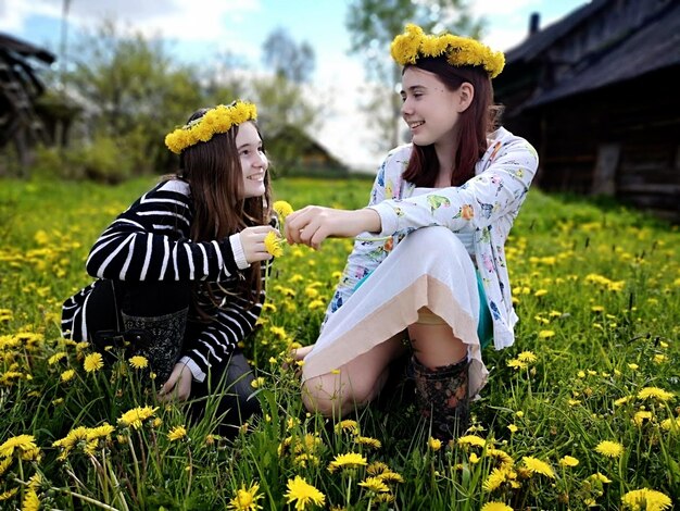 Zdjęcie kobieta z parasolem na lądzie