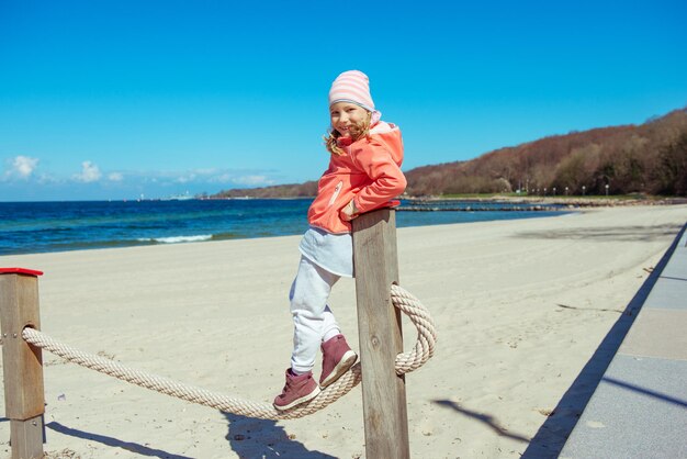 Zdjęcie kobieta z parasolem na plaży na tle nieba