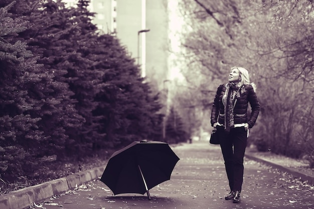 kobieta z parasolem w jesiennym parku