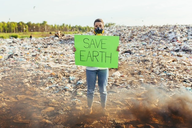 Kobieta Z Plakatem Ratuje Planetę, Pikietuje Skażone śmieciami środowisko, Płonący Ogień I Czarny Dym