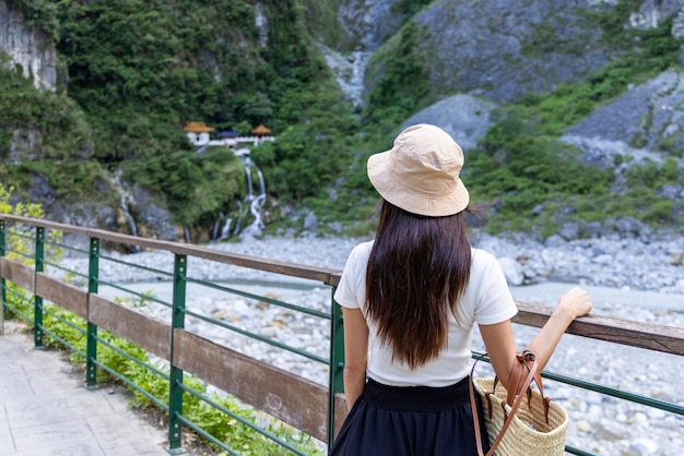 Kobieta z podróży odwiedza Park Narodowy Taroko