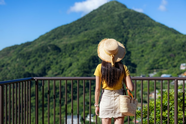 Kobieta z podróży odwiedza wioskę Jiufen na górze na Tajwanie