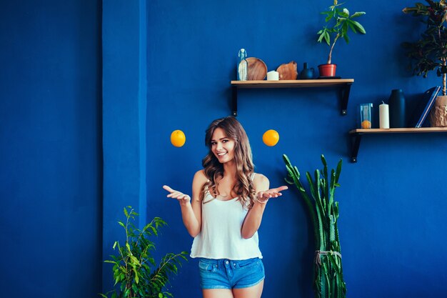 Kobieta z pomarańczami
