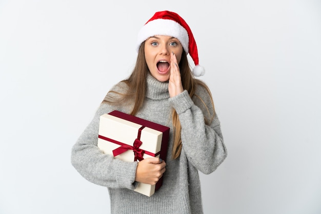 kobieta z prezentami gospodarstwa kapelusz Boże Narodzenie