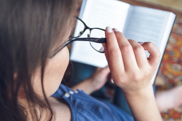 Kobieta z problemami ze wzrokiem słabo widzi przez okulary