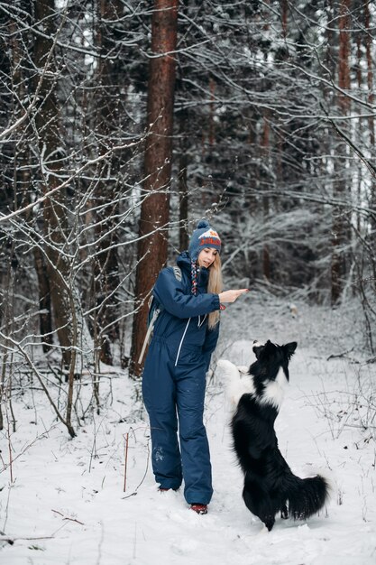 Kobieta Z Psem Rasy Border Collie W śnieżnym Lesie