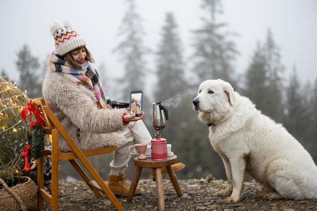 Kobieta z psem w górach na ferie zimowe