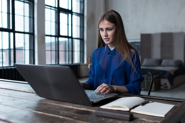 Kobieta z rękami na klawiaturze laptopa Projektant siedzący przy stole roboczym z notebookiem i komputerem
