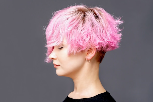 Kobieta z różową fryzurą