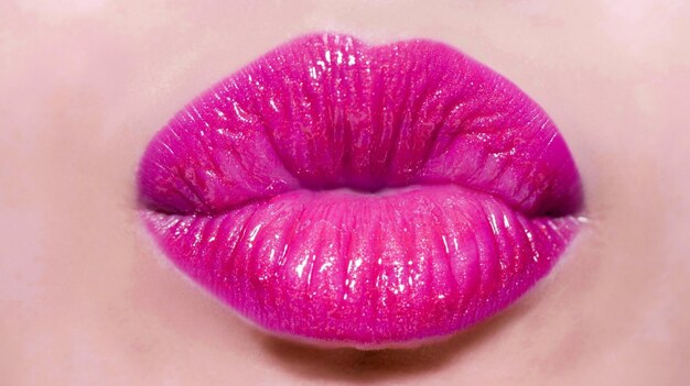 Zdjęcie kobieta z różową szminką na ustach.