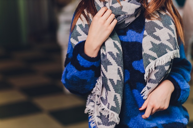 Zdjęcie kobieta z szalikiem i niebieskim swetrem