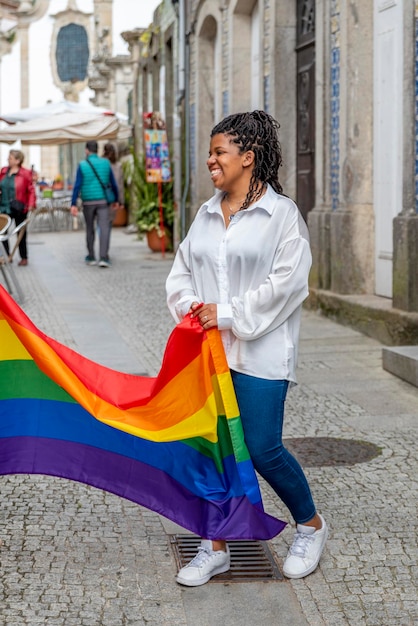 Kobieta z tęczową flagą lgtb