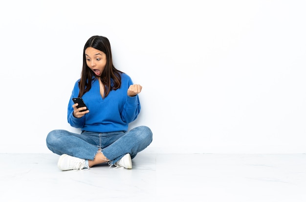 kobieta z telefonem komórkowym i wysyłanie wiadomości