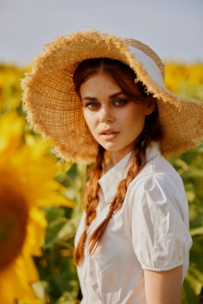 Kobieta z warkoczykami w polu krajobrazu stylu życia słoneczników