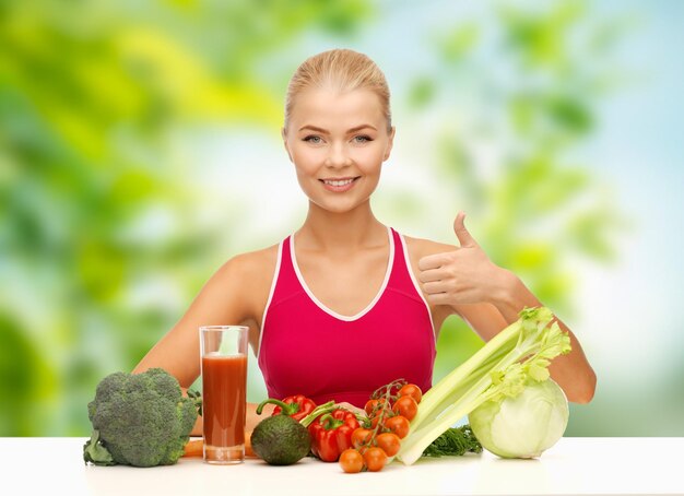 Zdjęcie kobieta z warzywami i sokiem pokazuje kciuki w górę