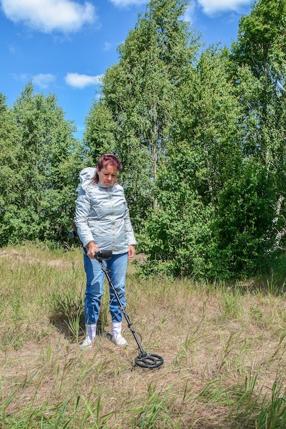 Kobieta Z Wykrywaczem Metalu Szuka Artefaktów Na Leśnej Polanie