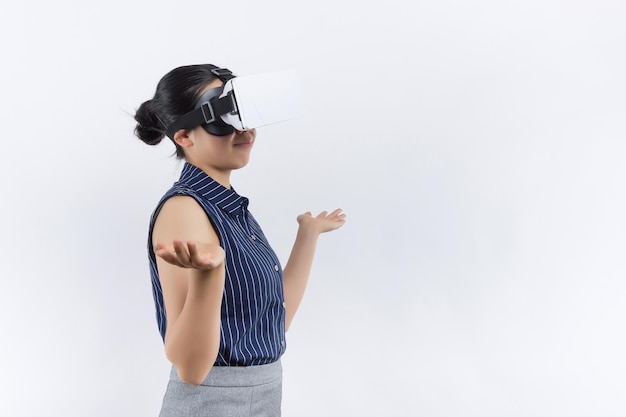 Kobieta z zestawem słuchawkowym wirtualnej rzeczywistości Portret zdumionej dziewczyny używającej zestawu słuchawkowego wirtualnej rzeczywistości odizolowanej na szarym tle Zabawna młoda kobieta z VR Kobieta VR