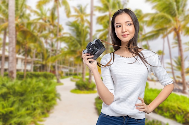 Kobieta za pomocą aparatu fotograficznego retro